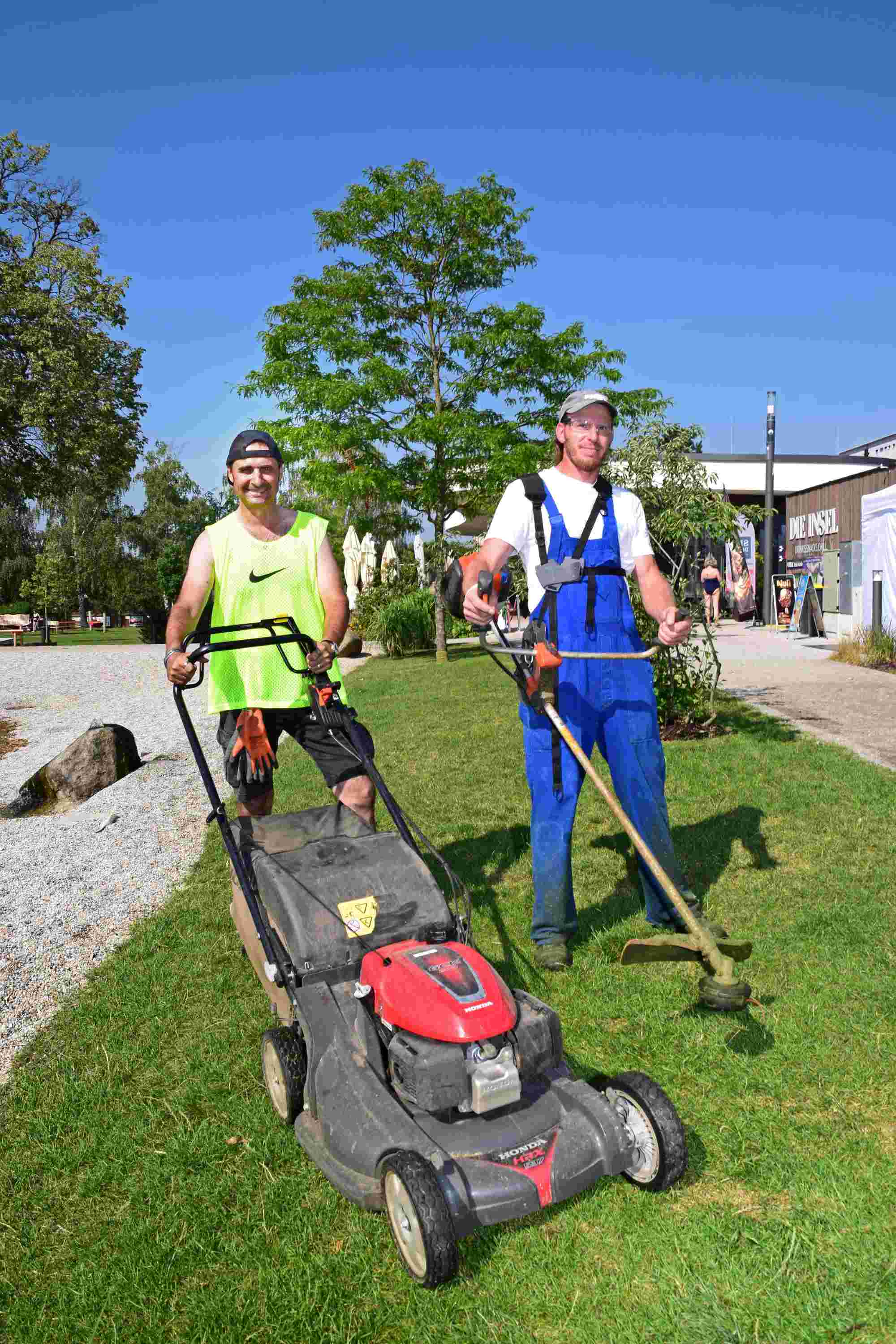 Bernhard Krtek und Markus Gintenreiter bei der Graspflege. Foto: Gabriele Hohenegger